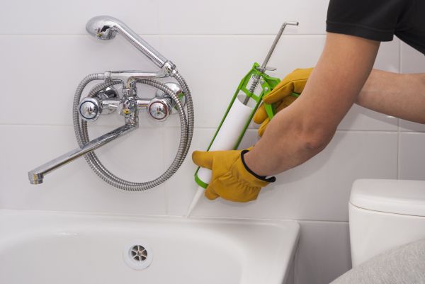 Bathtub Caulking in Longmont